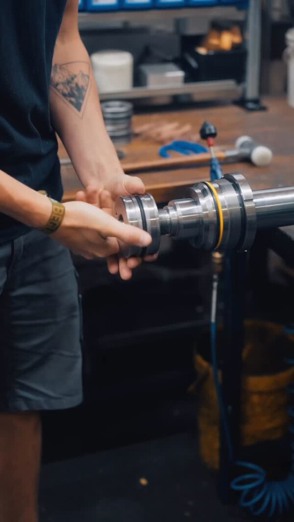 Individuell. Präzise. ASSFALG Qualitätshydraulik. ✅ An unserem Standort in Unterwachingen montieren wir Hydraulikzylinder nach Maß – wie hier für den Einsatz in einer Klemmbank in der Forstwirtschaft. 🪵 Qualität Made in Baden-Württemberg, bereit für härteste Einsätze. 💯Mehr zu unseren Zylindern: assfalg.com/zylinder (Link in Bio assfalg_hydraulik) 🔗 

ASSFALGHydraulik Hydraulik MadeInGermany